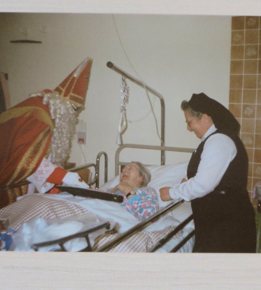 26 Zuster Marie Paul ging als Sinterklaas van kamer naar kamer