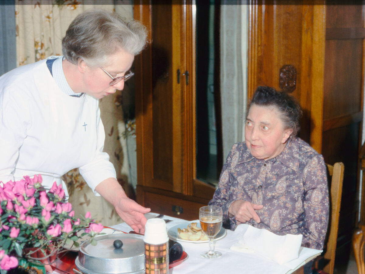 zuster praat met bewoner rusthuis
